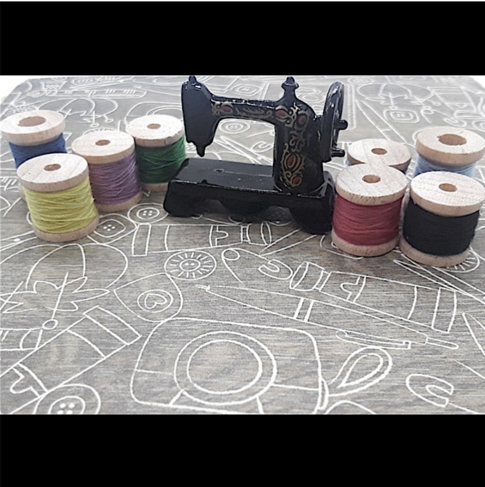 Miniature singer sewing machine with 6 Bobbins